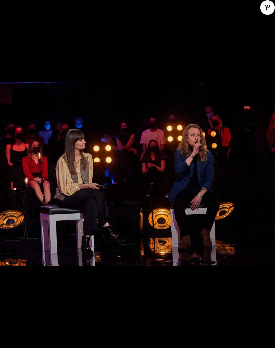 Clara Luciani et Julien Doré - Enregistrement de l'émission "Allez viens je t'emmène...Au Music Hall" au Studio Gabriel à Paris, qui sera diffusée le 28 mai sur France 3. Le 6 avril 2021 © Cyril Moreau / Bestimage