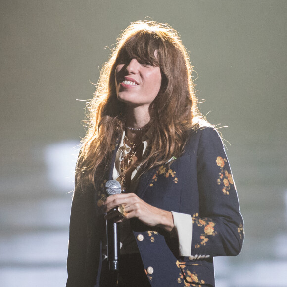 Exclusif - Lou Doillon - Enregistrement de la 2ème partie de soirée de l'émission "La Chanson secrète 6" à la Scène musicale à Paris, qui sera diffusée le 12 décembre sur TF1. Le 8 septembre 2020 Après le succès des précédentes éditions, " LA CHANSON SECRETE ", présentée par N.ALIAGAS et produite par DMLS TV, revient sur TF1. 8 artistes ne savent rien de ce qui va se passer pour eux ! Ils ont accepté de jouer le jeu, de se laisser totalement surprendre, émouvoir, parfois même déstabiliser car ils vont découvrir en même temps que les téléspectateurs une surprise : une chanson qui leur est chère revisitée et réinterprétée par un artiste. Des mises en scène spectaculaires au service de l'émotion... Et des émotions fortes pour l'artiste assis dans le fauteuil grâce à la venue sur le plateau de proches et d'invités inattendus. Les téléspectateurs seront aux premières loges pour vivre ces moments d'intimité musicale rare. © Gaffiot-Moreau / Bestimage 