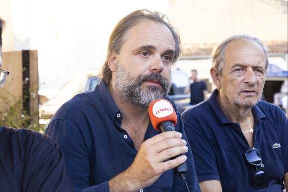 Romain Sardou (directeur artistique "Les plumes de Ramatuelle"), Bernard Pascuito - Séance de dédicaces "Les plumes de Ramatuelle" en marge du festival de Ramatuelle devant le Café De L'Ormeau le 3 août 2022. © Cyril Bruneau / Festival de Ramatuelle / Bestimage 