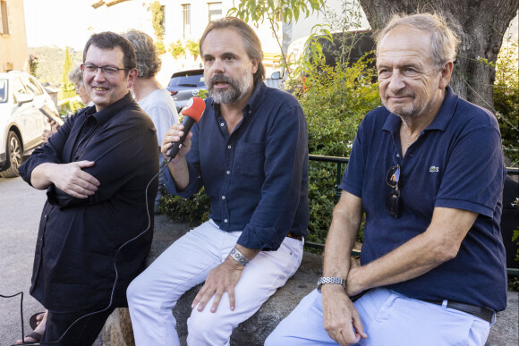 Jean-Luc Bizien, Romain Sardou (directeur artistique "Les plumes de Ramatuelle"), Bernard Pascuito - Séance de dédicaces "Les plumes de Ramatuelle" en marge du festival de Ramatuelle devant le Café De L'Ormeau le 3 août 2022. © Cyril Bruneau / Festival de Ramatuelle / Bestimage