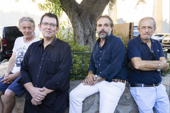 Nicolas Briançon, Jean-Luc Bizien, Romain Sardou (directeur artistique "Les plumes de Ramatuelle"), Bernard Pascuito - Séance de dédicaces "Les plumes de Ramatuelle" en marge du festival de Ramatuelle devant le Café De L'Ormeau le 3 août 2022. © Cyril Bruneau / Festival de Ramatuelle / Bestimage 