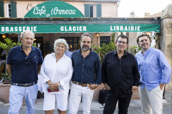 Bernard Pascuito, Jacqueline Franjou (présidente "Les plumes de Ramatuelle"), Romain Sardou (directeur artistique "Les plumes de Ramatuelle"), Jean-Luc Bizien et Alex Vizorek - Séance de dédicaces "Les plumes de Ramatuelle" en marge du festival de Ramatuelle devant le Café De L'Ormeau le 3 août 2022. © Cyril Bruneau / Festival de Ramatuelle / Bestimage 