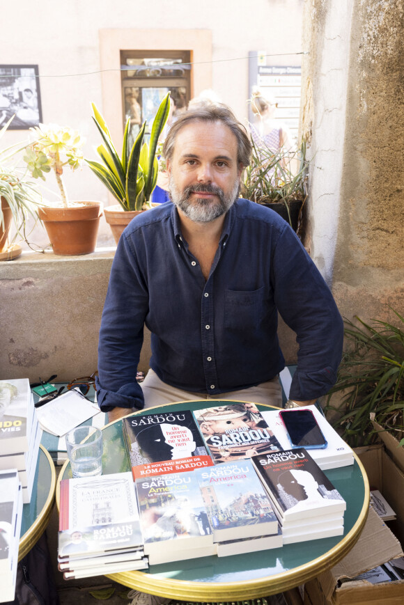 Romain Sardou (directeur artistique "Les plumes de Ramatuelle") - Séance de dédicaces "Les plumes de Ramatuelle" en marge du festival de Ramatuelle devant le Café De L'Ormeau le 4 août 2022 © Cyril Bruneau / Festival de Ramatuelle / Bestimage 