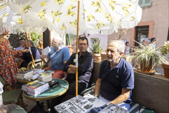 Jean-Luc Bizien et Bernard Pascuito - Séance de dédicaces "Les plumes de Ramatuelle" en marge du festival de Ramatuelle devant le Café De L'Ormeau le 4 août 2022 © Cyril Bruneau / Festival de Ramatuelle / Bestimage 