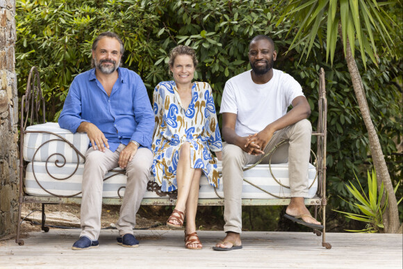 Abd Al Malik, Romain Sardou (directeur artistique "Les plumes de Ramatuelle"), Sarah Biasini - Séance de dédicaces "Les plumes de Ramatuelle" en marge du festival de Ramatuelle devant le Café De L'Ormeau le 10 août 2022. © Cyril Bruneau / Festival de Ramatuelle / Bestimage 