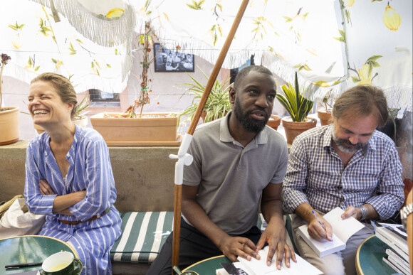 Sarah Biasini, Abd al Malik et Romain Sardou (directeur artistique "Les plumes de Ramatuelle") - Séance de dédicaces "Les plumes de Ramatuelle" en marge du festival de Ramatuelle devant le Café De L'Ormeau le 11 août 2022. © Cyril Bruneau / Festival de Ramatuelle / Bestimage 