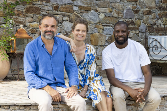 Abd Al Malik, Romain Sardou (directeur artistique "Les plumes de Ramatuelle"), Sarah Biasini - Séance de dédicaces "Les plumes de Ramatuelle" en marge du festival de Ramatuelle devant le Café De L'Ormeau le 10 août 2022. © Cyril Bruneau / Festival de Ramatuelle / Bestimage 