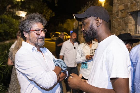 Abd Al Malik, Radu Mihaileanu - Personnalités à la représentation de la pièce "Un visiteur inattendu" lors du festival de Ramatuelle au théâtre de Verdure le 11 août 2022. © Cyril Bruneau / Festival de Ramatuelle / Bestimage