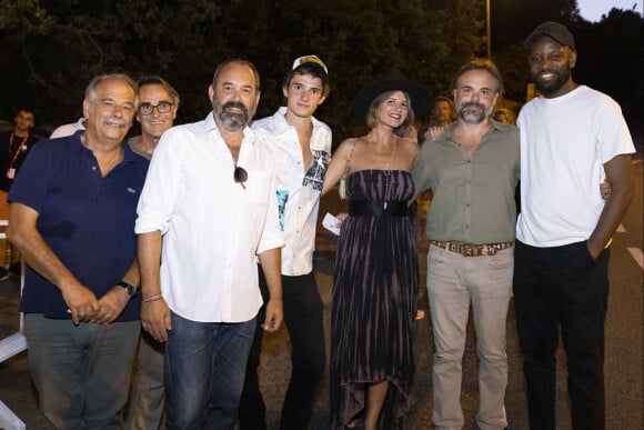 Abd Al Malik, Romain Sardou et sa compagne Kym Thiriot - Personnalités à la représentation de la pièce "Un visiteur inattendu" lors du festival de Ramatuelle au théâtre de Verdure le 11 août 2022. © Cyril Bruneau / Festival de Ramatuelle / Bestimage