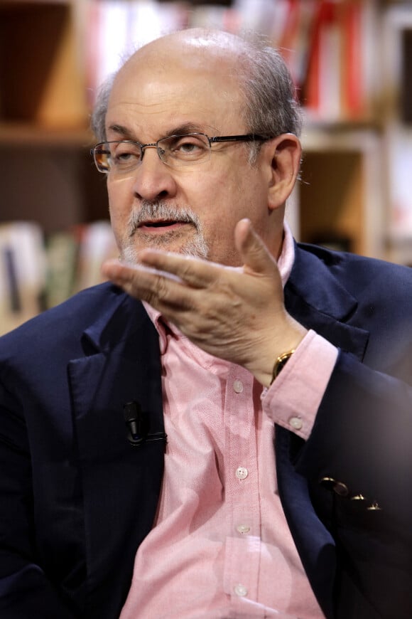 Salman Rushdie sur le plateau de l'émission TV "La Grande Librairie sur France 5".