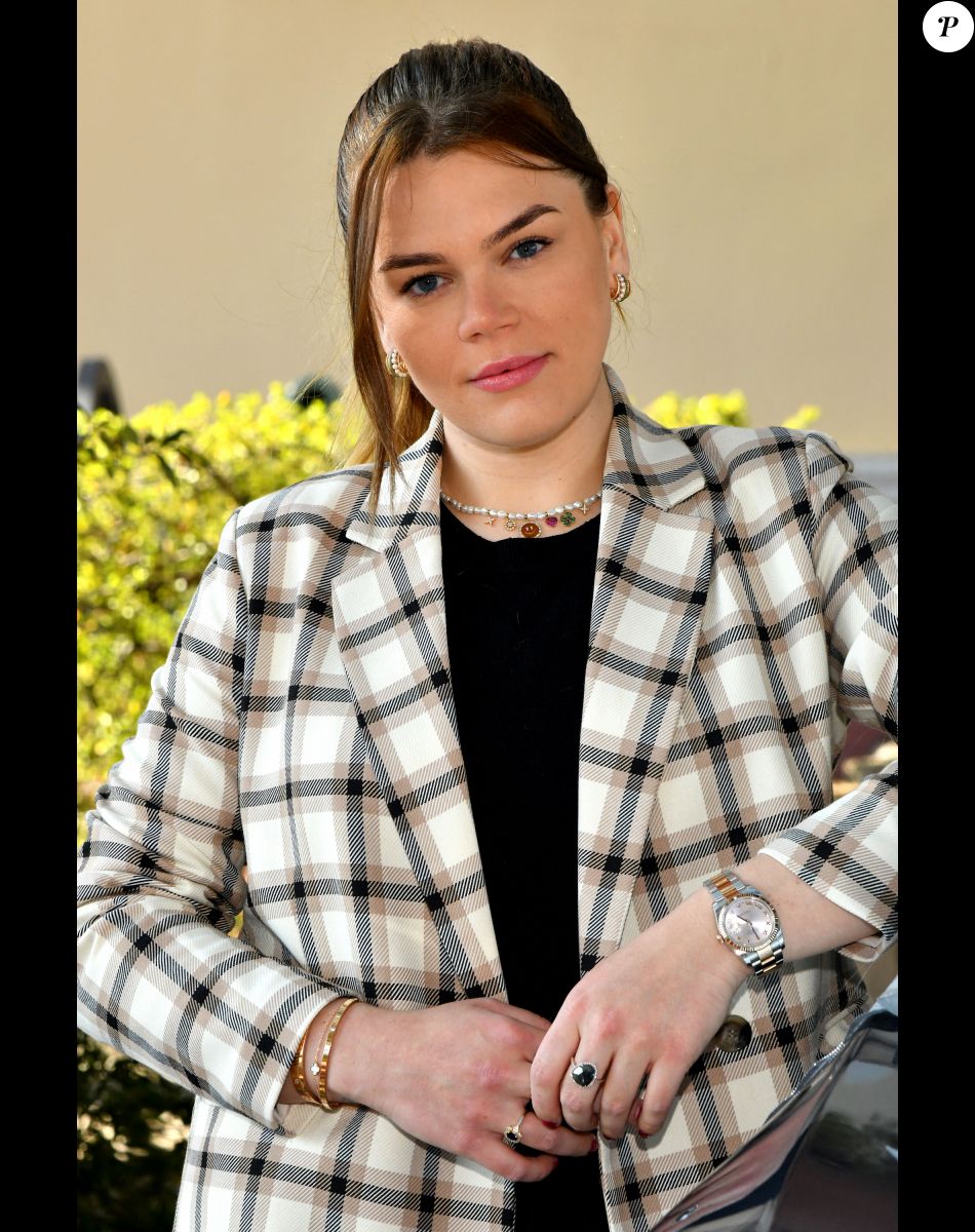 Camille Gottlieb, la fille de la princesse Stéphanie de Monaco et présidente de l'association, durant la donation d'un Van électrique Mercedes EQV 300 par Elena Sivoldaeva, grande donatrice en Principauté et designer en haute joaillerie, propriétaire de la boutique Je le Veux à Monaco, à l'association Be Safe sur la place du Palais à Monaco, le 27 avril 2022.