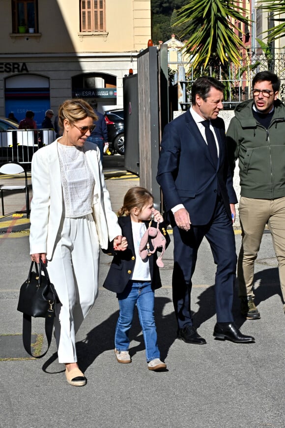 Christian Estrosi a voté en famille, avec sa femme Laura Tenoudji et leur fille Bianca à Nice. © Bruno Bebert/Bestimage