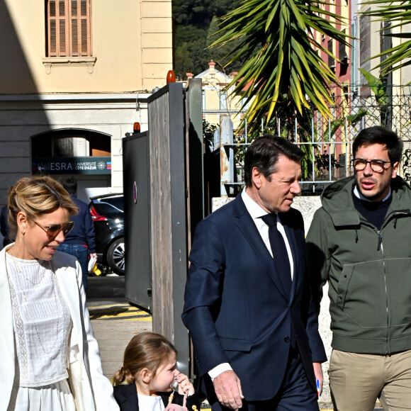 Christian Estrosi a voté en famille, avec sa femme Laura Tenoudji et leur fille Bianca à Nice. © Bruno Bebert/Bestimage