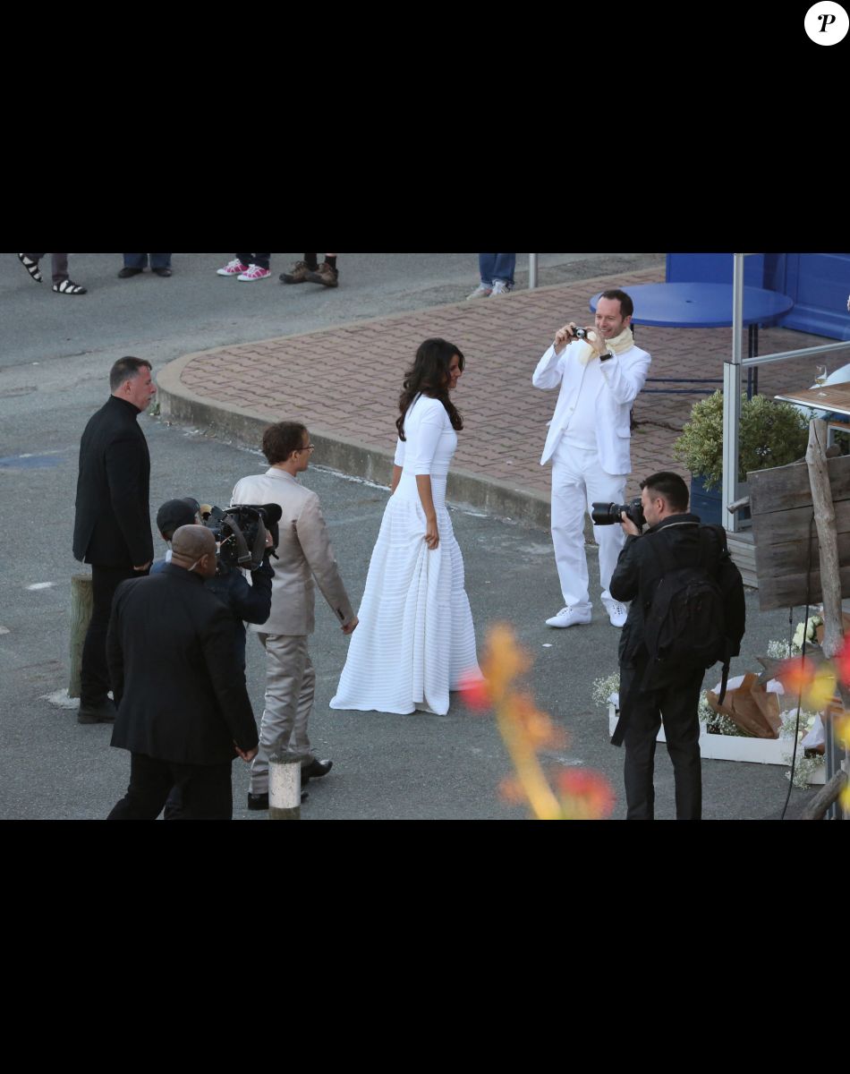 Jean-Luc Delarue et Anissa après leur cérémonie de mariage ont dîné au café de la Cale à Sauzon, le 12 mai 2012