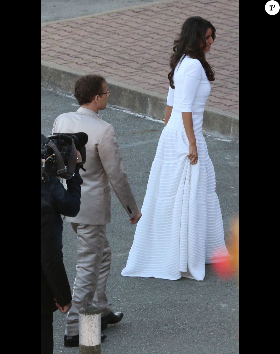 Jean-Luc Delarue et Anissa après leur cérémonie de mariage ont dîné au café de la Cale à Sauzon, le 12 mai 2012