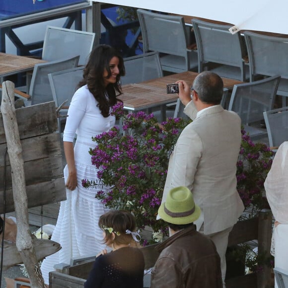 Jean-Luc Delarue et Anissa après leur cérémonie de mariage ont dîné au café de la Cale à Sauzon, le 12 mai 2012