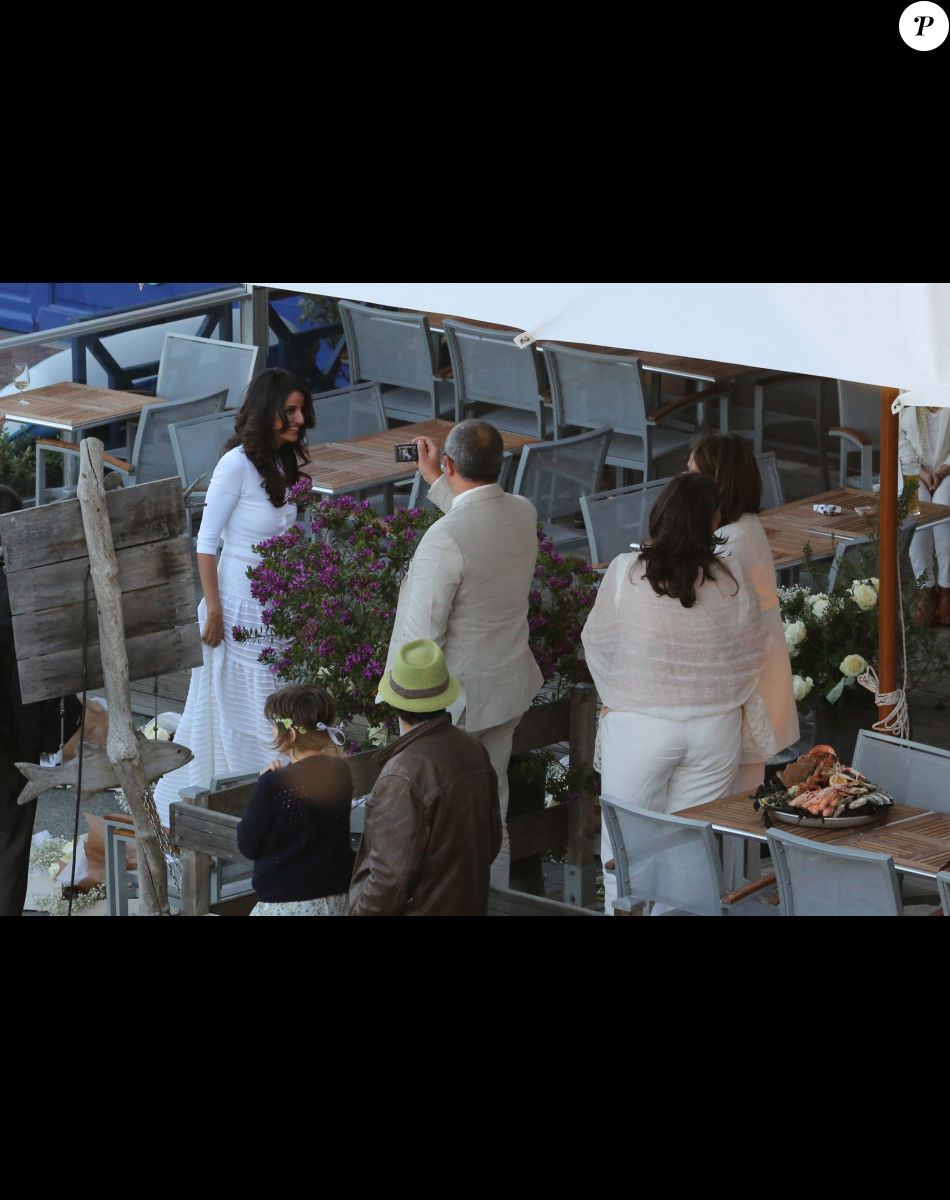 Jean-Luc Delarue et Anissa après leur cérémonie de mariage ont dîné au café de la Cale à Sauzon, le 12 mai 2012