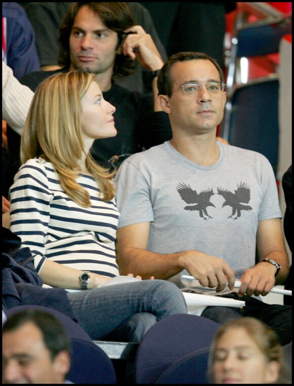 Jean-Luc Delarue et Elisabeth Bost en 2006 dans les tribunes du Parc des princes