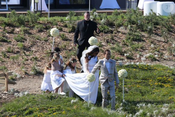 Mariage de Jean-Luc Delarue et Anissa Kehl à Belle-île-en-mer, le 12 mai 2012. Le couple s'est marié dans la maison de l'animateur à Sauzon au cours d'une cérémonie intime. Le fils de Jean-Luc Delarue, Jean, était aux côtés de son père. Le couple, main dans la main, et leurs invités se sont dirigés vers une allée, en direction de la mer, afin de se réunir sur la plage.