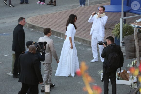 Mariage de Jean-Luc Delarue et Anissa Kehl à Belle-île-en-mer, le 12 mai 2012. Le couple s'est marié dans la maison de l'animateur à Sauzon au cours d'une cérémonie intime. Le fils de Jean-Luc Delarue, Jean, était aux côtés de son père. Le couple, main dans la main, et leurs invités se sont dirigés vers une allée, en direction de la mer, afin de se réunir sur la plage.