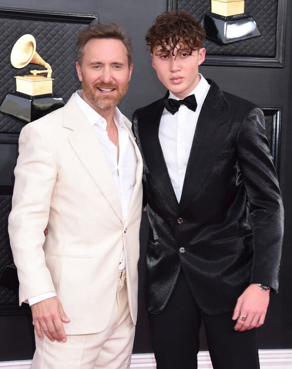 David Guetta et son fils Tim Elvis au photocall de la 64ème édition des Grammy Awards au MGM Grand Garden à Las Vegas. 