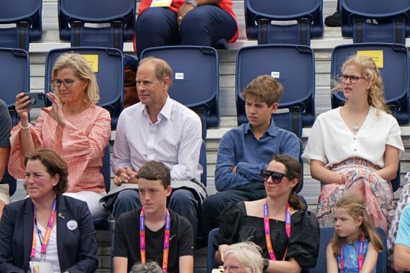 Sophie Rhys-Jones, comtesse de Wessex, Le prince Edward, comte de Wessex, James Mountbatten-Windsor, Louise Mountbatten-Windsor (Lady Louise Windsor) assistent au Jeux du Commonwealth au centre sportif de l'Université de Birmingham.