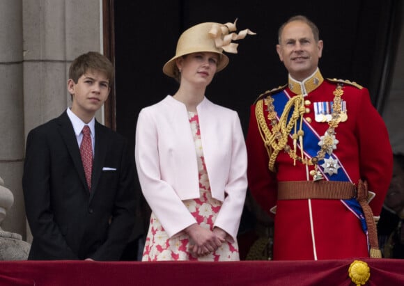 James Windsor, sa soeur Lady Louise et le prince Edward, comte de Wessex - Les membres de la famille royale regardent le défilé Trooping the Colour depuis un balcon du palais de Buckingham à Londres lors des célébrations du jubilé de platine de la reine le 2 juin 2022. 