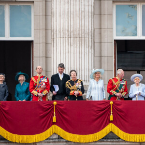 Le prince Richard, duc de Gloucester, la princesse Alexandra de Kent, Timothy Laurence, la princesse Anne, Camilla Parker Bowles, duchesse de Cornouailles, le prince Charles, prince de Galles, la reine Elisabeth II d'Angleterre, le prince William, duc de Cambridge, et Catherine (Kate) Middleton, duchesse de Cambridge, le prince George de Cambridge, la princesse Charlotte de Cambridge, le prince Louis de Cambridge, Sophie Rhys-Jones, comtesse de Wessex, James Mountbatten-Windsor, Louise Mountbatten-Windsor (Lady Louise Windsor), le prince Edward, comte de Wessex -Les membres de la famille royale saluent la foule depuis le balcon du Palais de Buckingham, lors de la parade militaire "Trooping the Colour" dans le cadre de la célébration du jubilé de platine (70 ans de règne) de la reine Elizabeth II à Londres, le 2 juin 2022. 