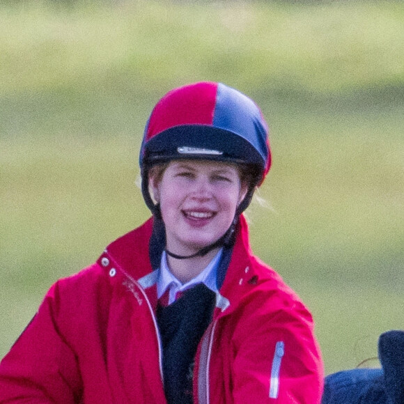 Louise Mountbatten-Windsor (Lady Louise) fait un tour de calèche au château de Windsor le 9 avril 2022. 