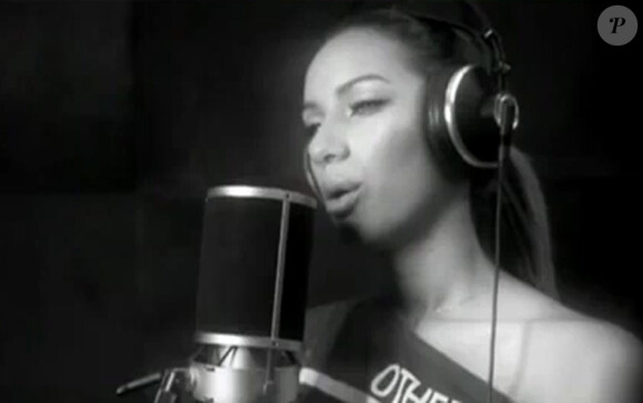 Leona Lewis lors de l'enregistrement de la reprise de la chanson de REM, Everybody Hurts, en faveur de Haïti
