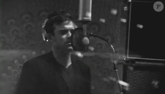 Robbie Williams lors de l'enregistrement de la reprise de la chanson de REM, Everybody Hurts, en faveur de Haïti