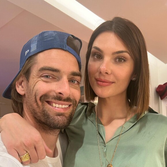 Camille Lacourt pose avec sa compagne Alice Detollenaere.