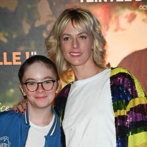 Sara Mortensen et son fils au photocall de l'avant-première du film "C'est Magnifique !" au cinéma UGC Ciné Cité Les Halles à Paris. © Coadic Guirec / Bestimage