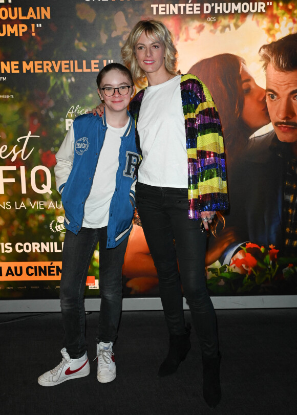 Sara Mortensen et son fils au photocall de l'avant-première du film "C'est Magnifique !" au cinéma UGC Ciné Cité Les Halles à Paris. © Coadic Guirec / Bestimage