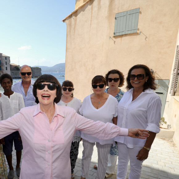 Exclusif - Mireille Mathieu accompagnée de ses 2 soeurs Christiane et Monique, de Catherine Madar, leur fils et des amis se rendent à l'église à Saint-Tropez le 6 août 2022. Mireille Mathieu qui apprécie le lieu y vient chaque année © Luc Boutria / Nice Matin via Bestimage