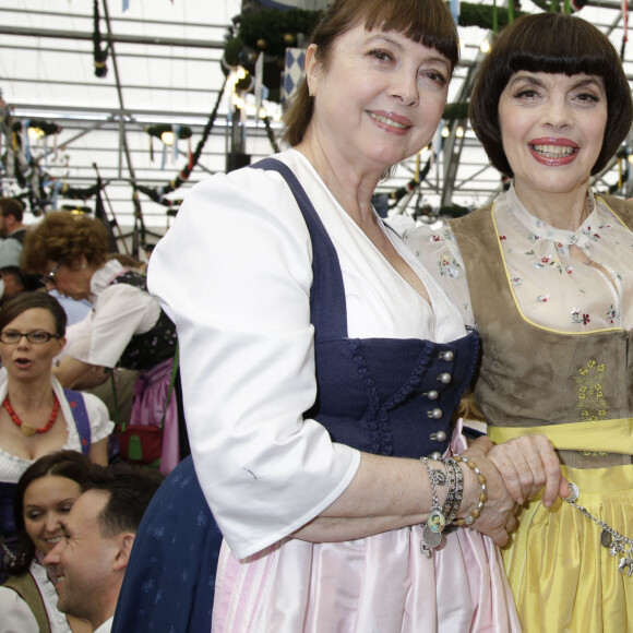 Mireille Mathieu et sa soeur Monique Mathieu - Mireille Mathieu et sa soeur Monique à la fête de la bière à Munich le 19 septembre 2015  