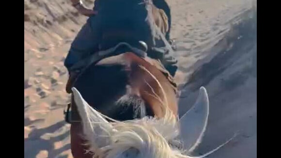 Alice Taglioni filmée par Laurent Delahousse, durant leur escapade à cheval, au Portugal