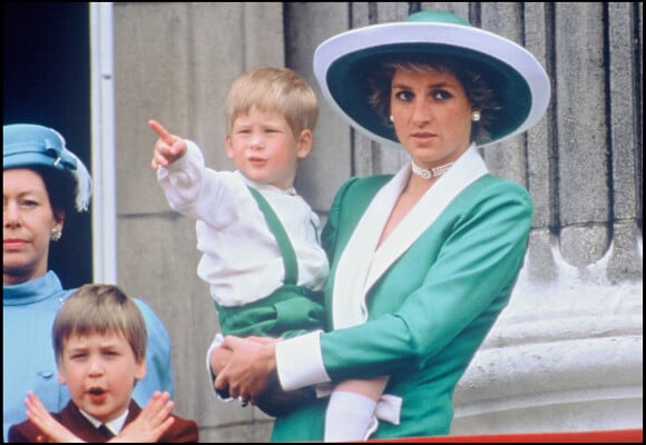 Diana et ses fils, William et Harry, assistent à la parade Trooping The Colour depuis Buckingham, en 1988.