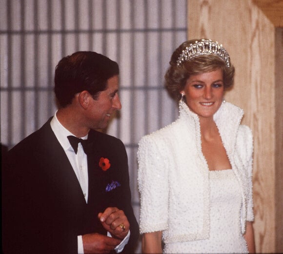 La princesse Diana (Lady Di avec son diadème) et le prince Charles lors d'une visite d'état à Hong Kong. Le 1er novembre 1989