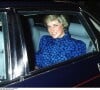 Princesse Diana à Londes souriante en voiture.