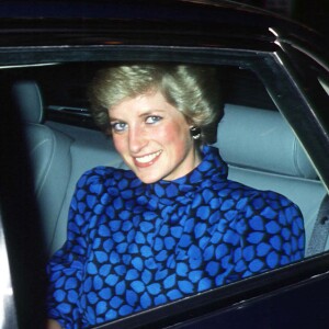 Princesse Diana à Londes souriante en voiture.