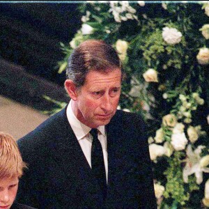 Le Prince Charles accompagne son fils le Prince Harry dans l'Abbaye de Westminster pour les obsèques de sa mère Diana