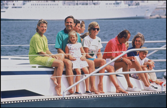 Lady Diana et le Prince Charles avec William et Harry en vacances avec le roi Juan Carlos d'Espagne, sa femme Sofia et leur fille Cristina en 1990