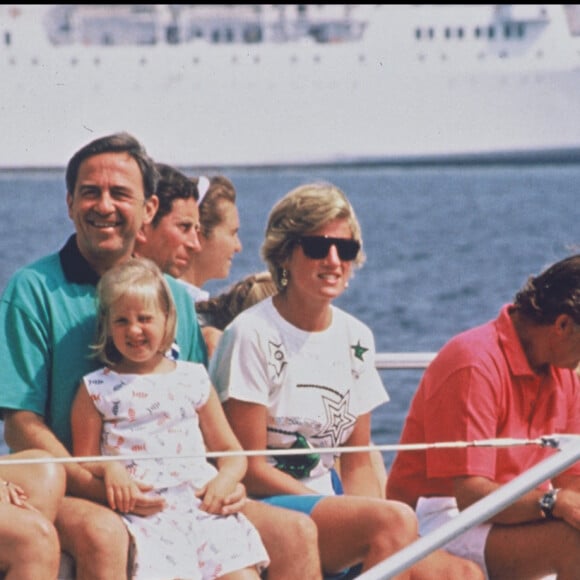 Lady Diana et le Prince Charles avec William et Harry en vacances avec le roi Juan Carlos d'Espagne, sa femme Sofia et leur fille Cristina en 1990