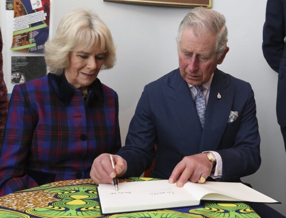 Le prince Charles, prince de Galles et Camilla Parker Bowles, duchesse de Cournouailles visitent les Black Cultural Archives (B.C.A) dans le quartier de Brixton à Londres le 16 février 2017. 