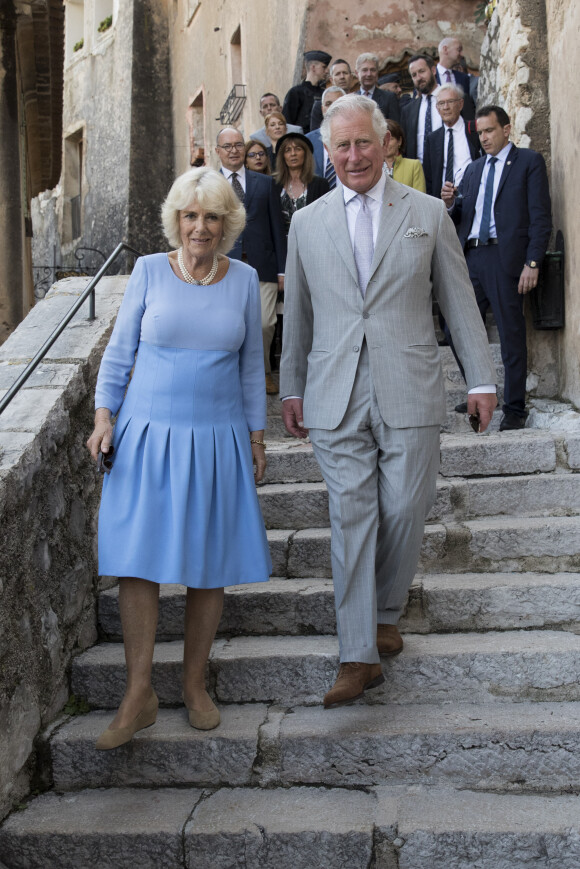 Le prince Charles, prince de Galles et sa femme Camilla Parker Bowles, duchesse de Cornouailles visitent le village médiéval de Eze perché surplombant la mer Méditerranée pour une visite à la maison Fragonard, tenue par la 4ème génération d'une famille de parfumeurs grassois