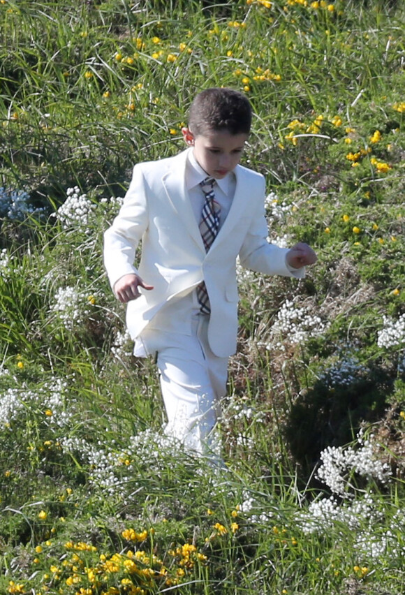 Mariage de Jean-Luc Delarue et Anissa Kehl à Belle-île-en-mer, le 12 mai 2012. Le couple s'est marié dans la maison de l'animateur à Sauzon au cours d'une cérémonie intime. Le fils de Jean-Luc Delarue, Jean, était aux côtés de son père. Le couple, main dans la main, et leurs invités se sont dirigés vers une allée, en direction de la mer, afin de se réunir sur la plage.