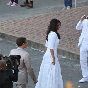 Mariage de Jean-Luc Delarue et Anissa Kehl à Belle-île-en-mer, le 12 mai 2012. Le couple s'est marié dans la maison de l'animateur à Sauzon au cours d'une cérémonie intime. Le fils de Jean-Luc Delarue, Jean, était aux côtés de son père. Le couple, main dans la main, et leurs invités se sont dirigés vers une allée, en direction de la mer, afin de se réunir sur la plage.