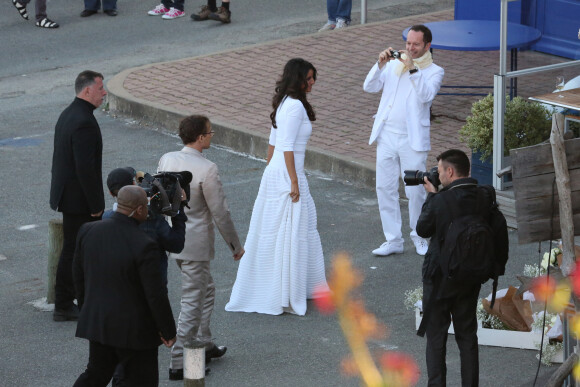 Mariage de Jean-Luc Delarue et Anissa Kehl à Belle-île-en-mer, le 12 mai 2012. Le couple s'est marié dans la maison de l'animateur à Sauzon au cours d'une cérémonie intime. Le fils de Jean-Luc Delarue, Jean, était aux côtés de son père. Le couple, main dans la main, et leurs invités se sont dirigés vers une allée, en direction de la mer, afin de se réunir sur la plage.