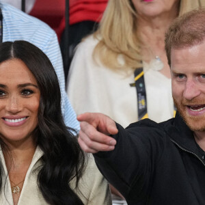 Le prince Harry et Meghan Markle assistent à la finale d'athlétisme, au deuxième jour des Invictus Games 2020 à La Haye, le 17 avril 2022.